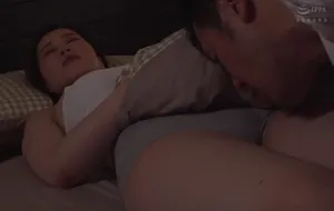 3 ngày ông chồng đi công tác, vợ yêu ở nhà nữa đêm bị bố anh xã mò vào phòng