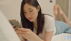 Xinh đẹp nhưng vẫn bị ông xã địt nhau, vợ yêu buồn tình cho anh giao hàng làm tình luôn
