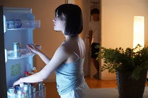 Chị người vợ cãi nhau với ông xã đến nhà cô bạn gái ở rồi địt luôn ông xã em gái