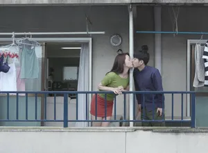 Tiếng rên của chị gần cạnh nhà và cậu thanh niên được lái máy bay