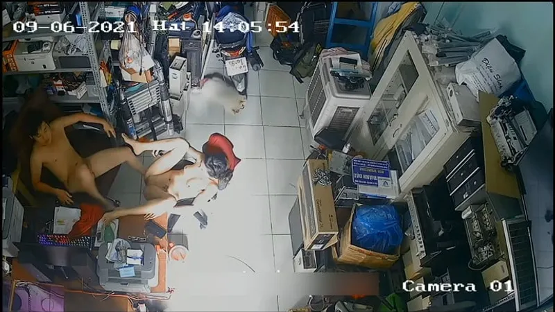 Cô vợ người chồng đụ nhau trong của chim máy tính