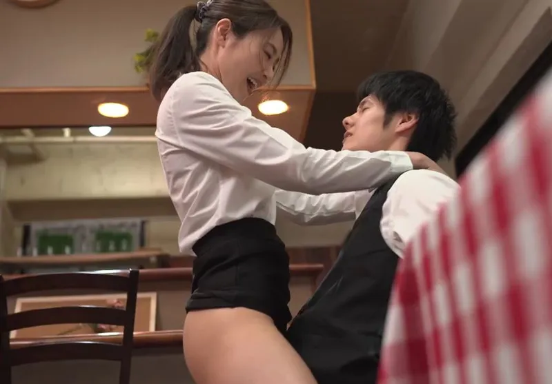 Cậu trai trẻ làm tình nữ đồng nghiệp có anh xã nhưng chồng yêu “yếu”