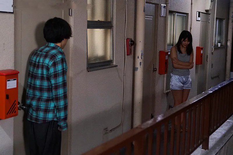 Bí mật lén lút với cô gái nhà kế bên cãi nhau bị chồng đuổi ra cửa