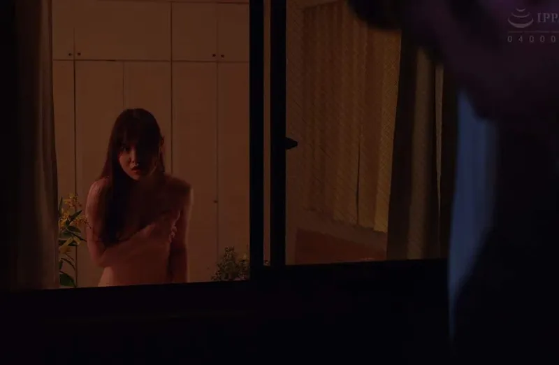 Người phụ nữ hàng xóm gã chồng gã chồng gần nhà thường xuyên thay đồ ở ngay cửa sổ