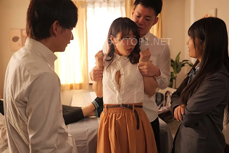 Không ưa má kế, con búp bê gọi bạn học về nhà cưỡng hiếp